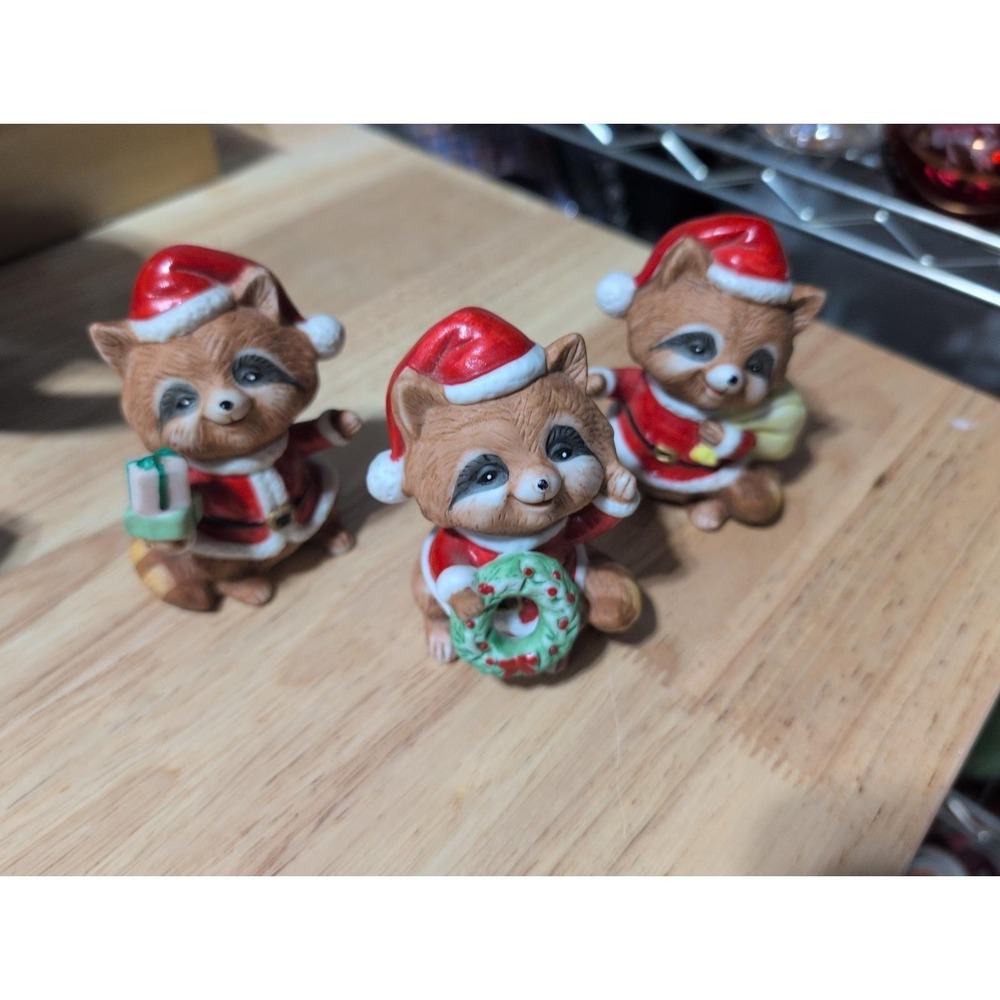Set Of 3 Christmas Racoon Figurines Santa Hats Homeco Ceramic 5611 - Picture 2 of 3